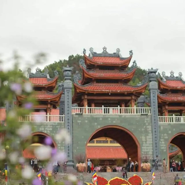 Chùa Ba Vàng - Quảng ninh - Việt Nam 