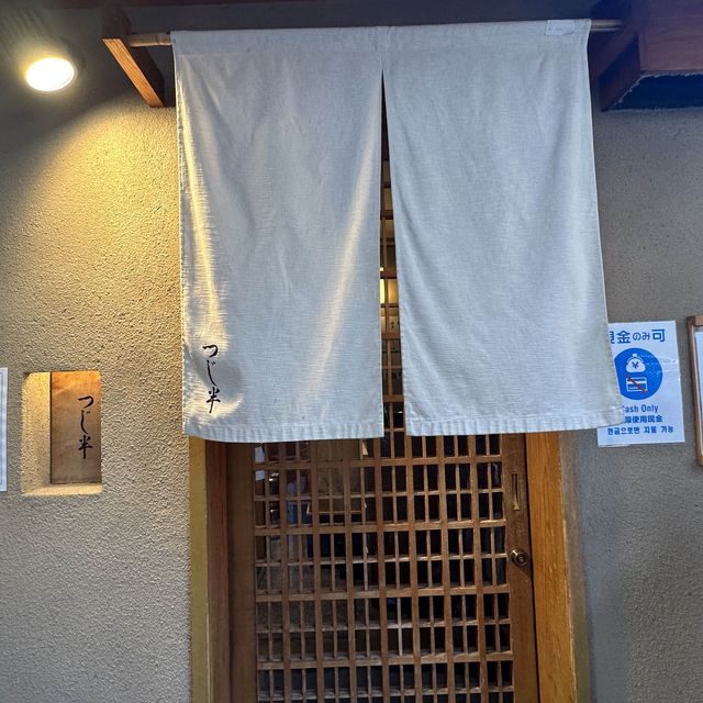 【東京】開店前から長蛇の列が出来る、宝石箱の様に美しく絶品海鮮丼「つじ半」