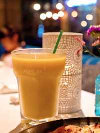 愉景灣海邊飲勁大杯芒果汁