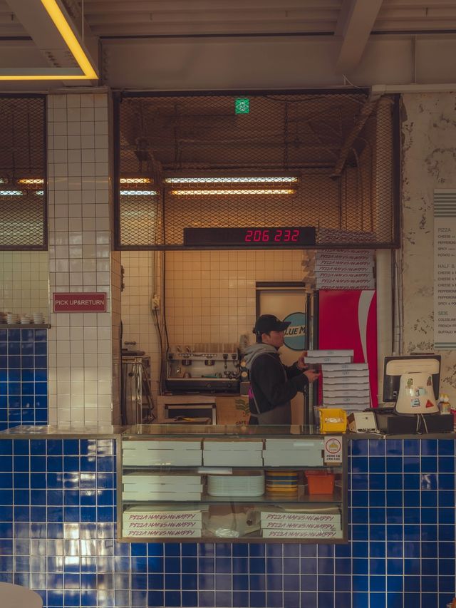 이국적인 농구골대 풍경에서 피자 한입 감성을 지닌”피자플리즈🍕“