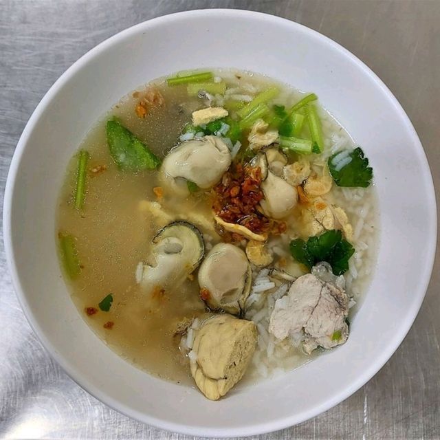 ข้าวต้มปลาฝีมือเก่าแก่ เครื่องทะเลสดอร่อย