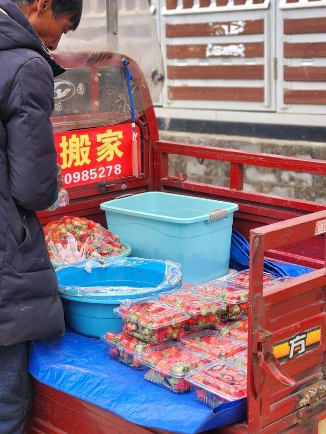 먹거리와 수공예품, 팔찌, 액세서리를 파는 백사고진