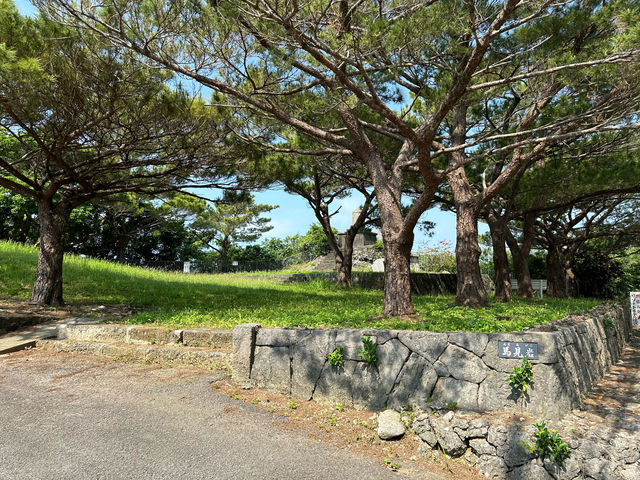 沖縄・石垣島。『馬見岩（んまみいし）』と『赤馬の碑』(赤馬公園) 