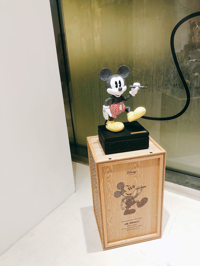 【限量藝術展】Mr Doodle愛情雕塑，遠東百貨信義A13