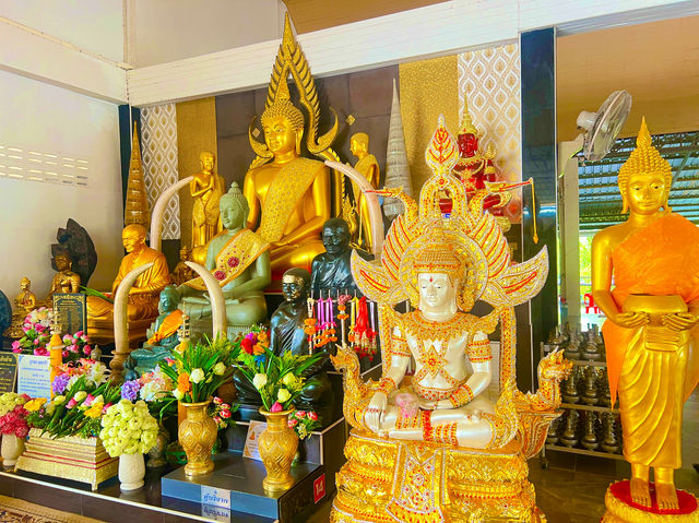 สักการะเจดีย์ภูเขาทองที่วัดเมืองใหม่