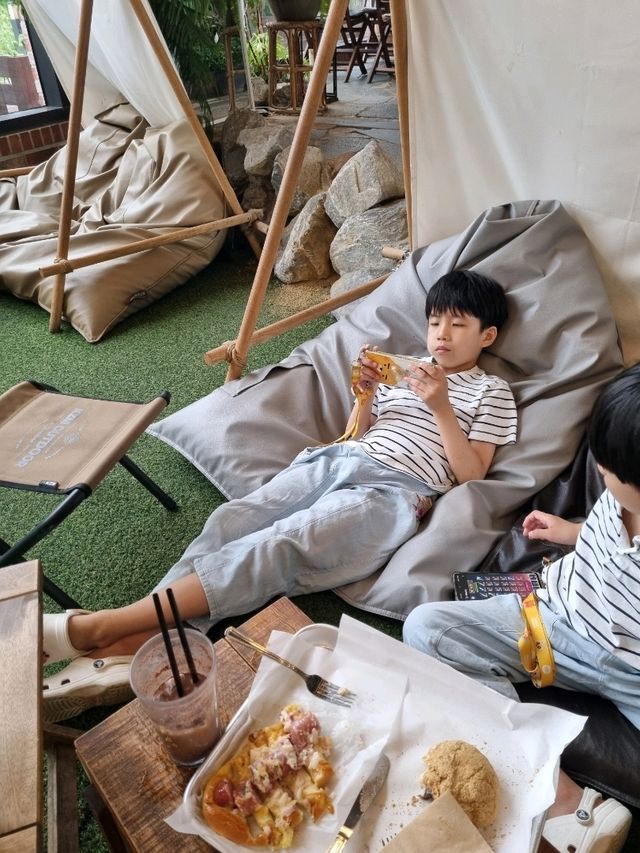 실내 캠핑 컨셉의 감성카페