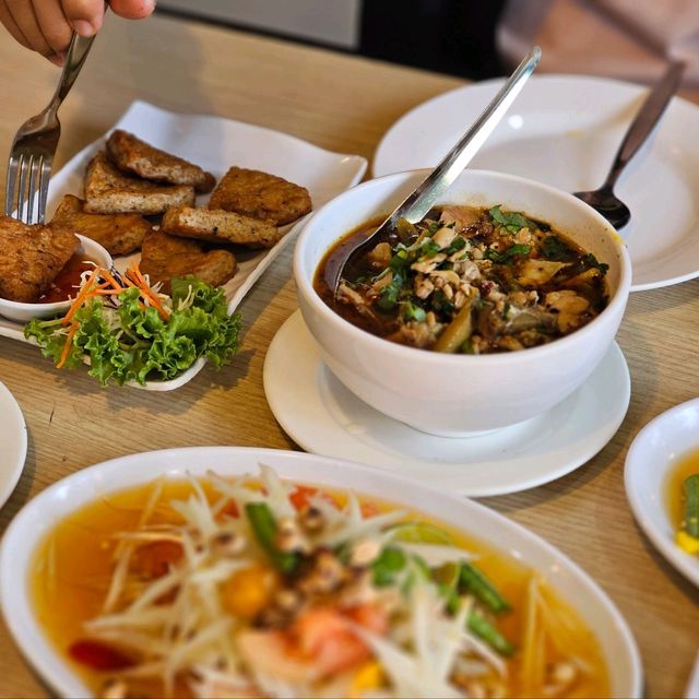 เปิดวาปแจกพิกัด ร้านอาหารอีสานแซ่บแซ่ป ถ.สาธร