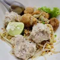 泰國曼谷 不經意的美味船麵 Zaew Noodle แซว ก๋วยเตี๋ยวลูกชิ้นปลา