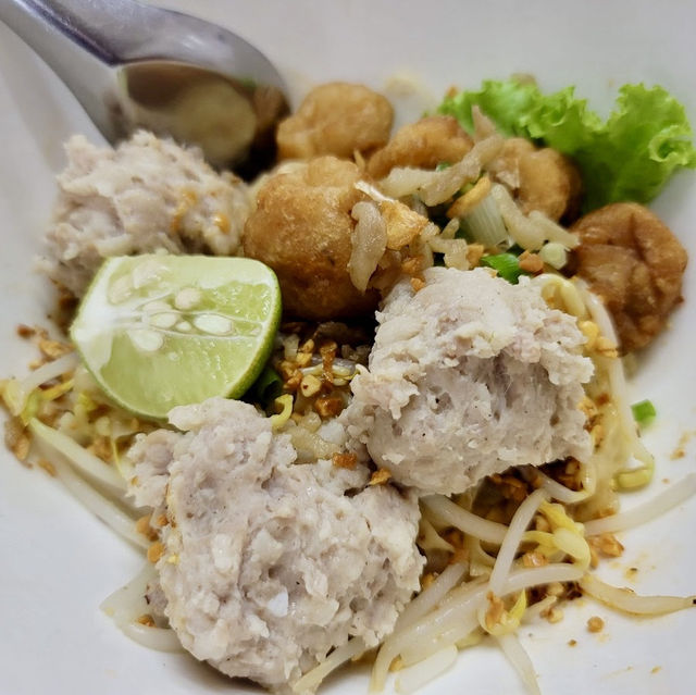 泰國曼谷 不經意的美味船麵 Zaew Noodle แซว ก๋วยเตี๋ยวลูกชิ้นปลา