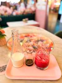 Stunning café with bright pink love themed decor 🌸