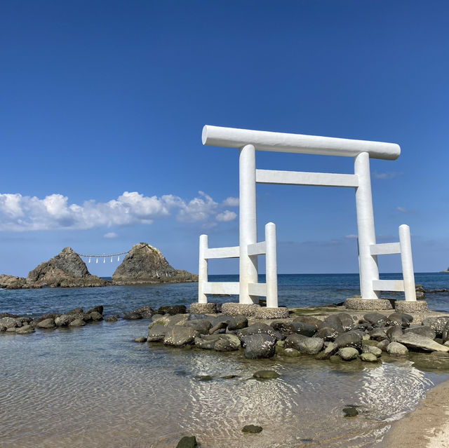 踏上一段靈性之旅，在夫婦岩與白色鳥居共同啟程⛩️🌊💫