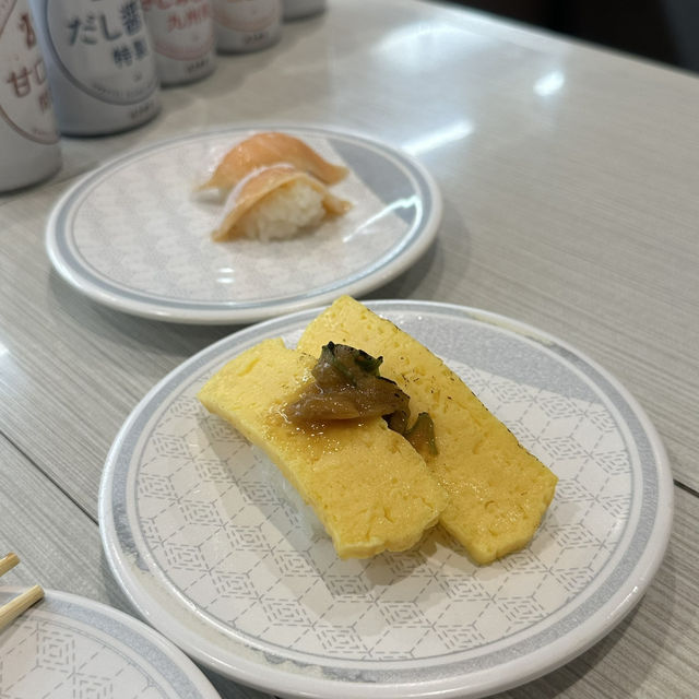 레일 위를 달려오는 신선한 초밥의 매력, 오키나와 ‘하마스시’🍣