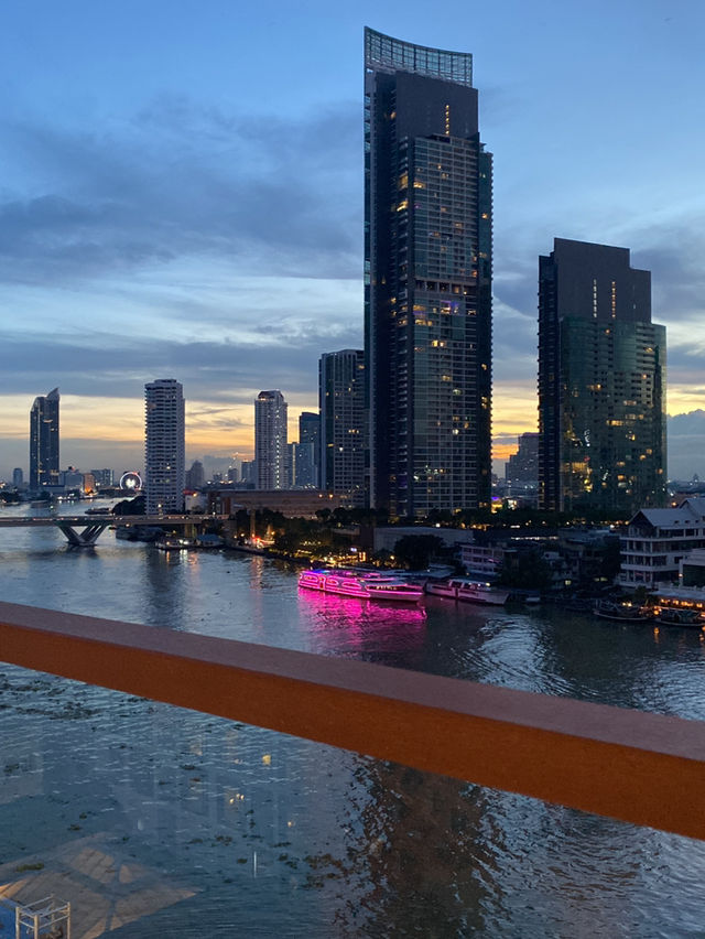 ลอยกระทงแบบหรูในโรงแรมลักชูว์ -เน้นชมพลุ