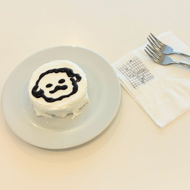 【韓国】チョコペンでお絵描きして完成させるケーキが有名なカフェ