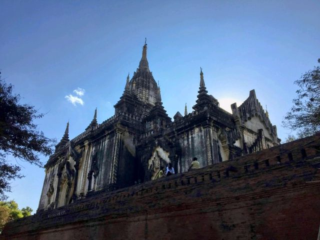 神廟造型的達比努佛塔，彷如歐洲文藝復興的修道院