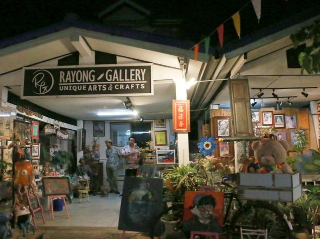 ชมงานศิลป์ที่ Rayong Gallery 