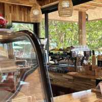 คาเฟ่ริมทะเลบนเกาะพีพี ลงเรือปุ๊บ เข้าคาเฟ่ได้เลย