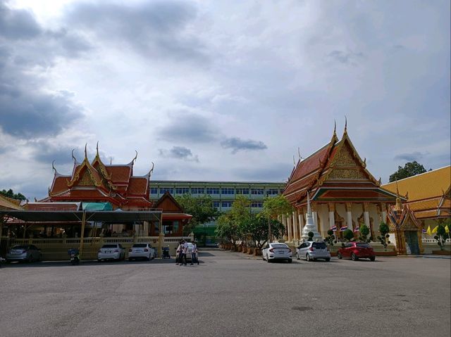 พามากราบสักการะ หลวงพ่อแก่นจันทน์