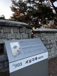 끝에 자리한 이 각루는 적의 접근을 막기 위해 성벽을 확장해 지은 서남각루🇰🇷