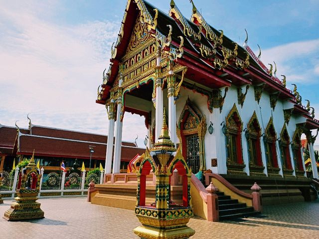 泰國曼谷湄南河畔著名古跡皇家寺廟景點：Wat Sai Mai，金黃色華麗寺廟建築群，適合打卡拍照📸冥想