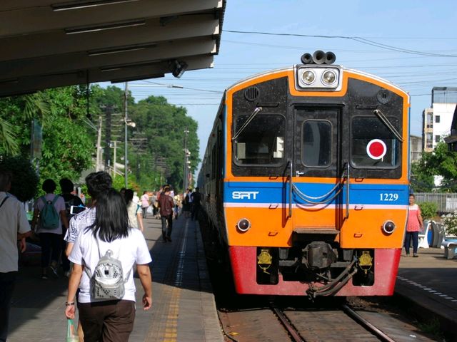 นั่งรถไฟ เที่ยวสะพานข้ามแม่น้ำแคว กาญจนบุรี