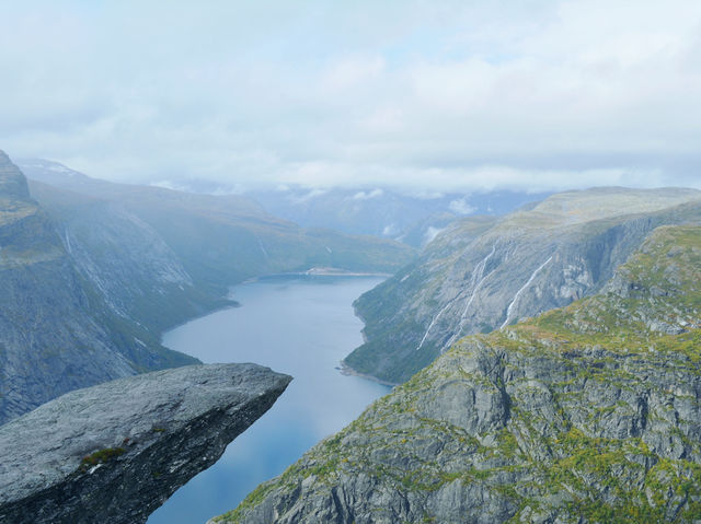 【ノルウェー】絶景すぎる断崖！奇跡の岩・トロルトゥンガ🏔️✨