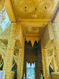 วัดจันทร์ตะวันตก สีเหลืองทองอร่าม งามตระการตา