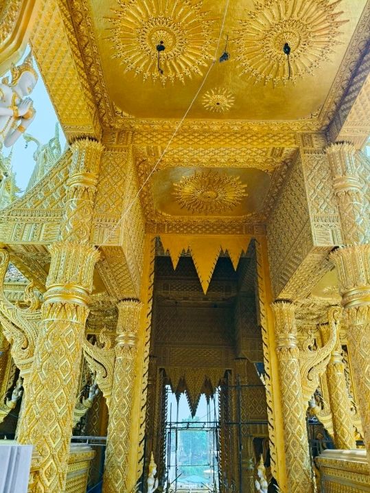 วัดจันทร์ตะวันตก สีเหลืองทองอร่าม งามตระการตา