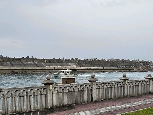 散步吹海風〔花蓮港親水遊憩區〕清晨傍晚都浪漫