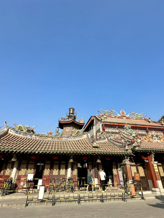 Where Generals Whisper and Pagodas Stand Still: A Day at Tonghuai Guan Yue Temple