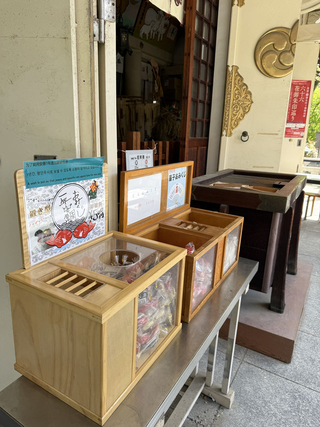 ศาลเจ้านัมบะ ยาซากะ (Namba Yasaka Shrine)