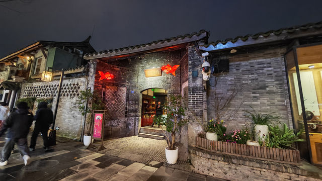 Wide and Narrow Alleys in Chengdu