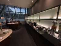 Royal Silk Lounge: Comfort & Cuisine Above the Clouds