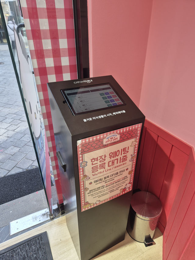 키티 덕후주목! 명동 3층 대형 카페🎀🍎