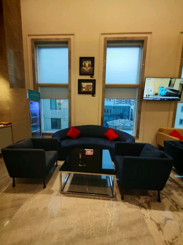 Elegance in Every Sip – My Time at Le Méridien Lounge