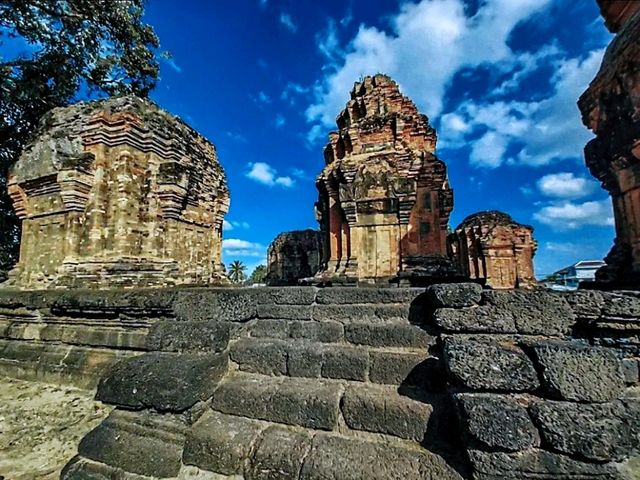 ปรางค์ 5 องค์ ปราสาทศรีขรภูมิ ความงดงามในอดีต