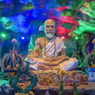 Take spiritual seekers to the Treasure Cave at Kaeng Khoi Temple, Saraburi.