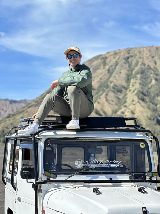 【前往 Mt. Bromo 的路上，不只是一段「交通」🚙🗻】 這趟不是單純的移動，而是一場穿越火山沙海的冒險旅程。