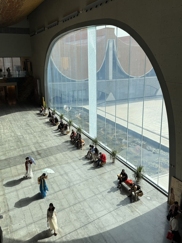 Stylish curvy Chinese museum about canal
