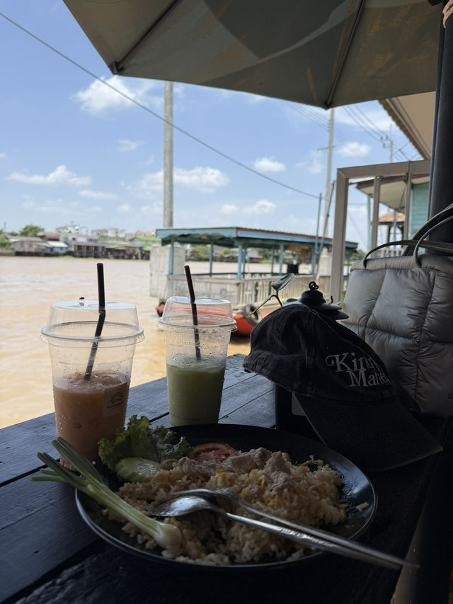 นั่งเรือข้ามฟากไปนอนโฮมสเตย์ริมแม่น้ำ🛶🤭