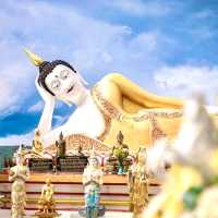静けさと美しさに包まれる黄金の寝釈迦仏🙏✨ ワット・プラタート・ドーイカムで心を整えるひととき