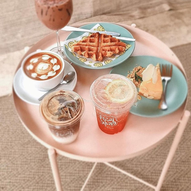 Pink Walls & Cheesy Bites at Fo Sho Bro 💕🧀