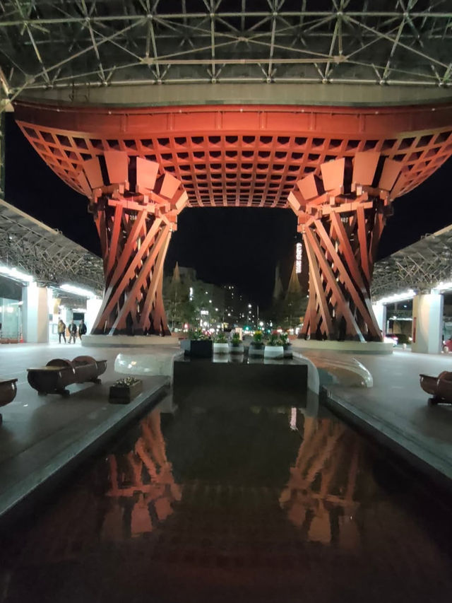 旅の始まりにふさわしい門✨金沢駅鼓門で感動の一枚を📸