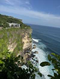 Uluwatu Temple: Stunning Views & Sneaky Monkeys!🐒