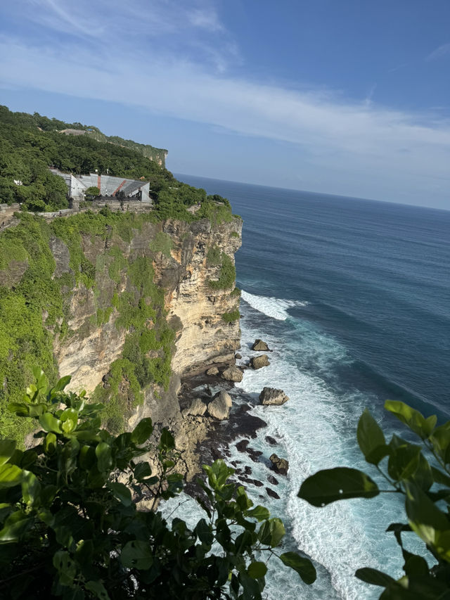 Uluwatu Temple: Stunning Views & Sneaky Monkeys!🐒