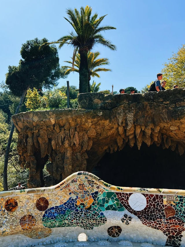 【ガウディの魔法に包まれる】グエル公園でカラフルな夢の世界へ✨ 