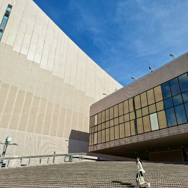 Hong Kong Cultural Centre – สัมผัสศิลปะริมน้ำ