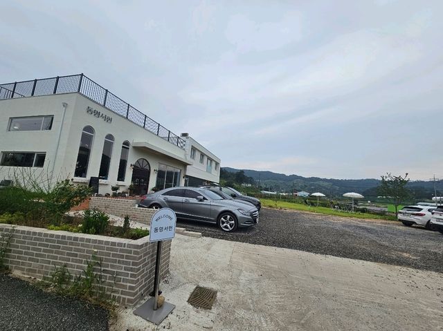 용인 히든 명소 동명서헌 북카페 거실 용인 히든 명소 동명서헌 북카페 거실