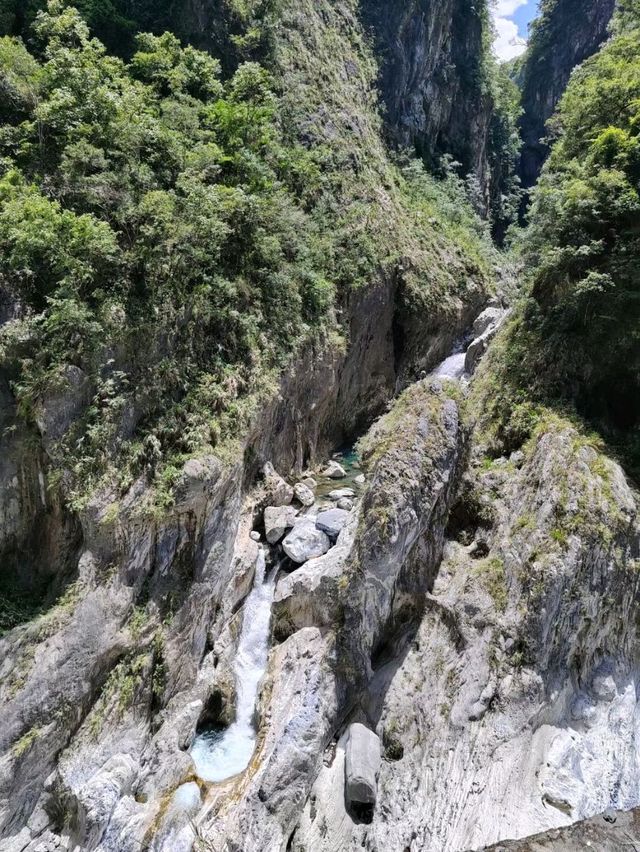 花蓮九曲洞翠綠峽谷大自然美景