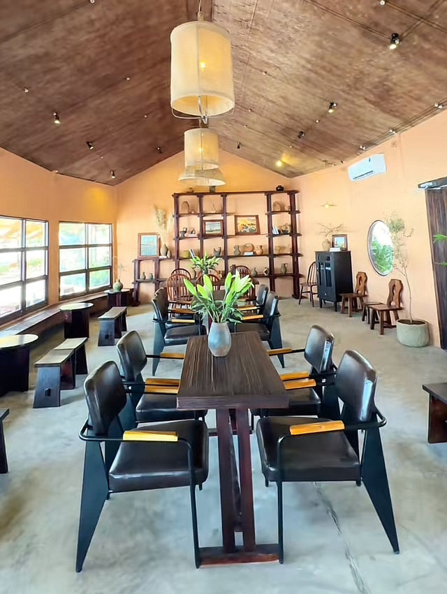 คาเฟ่ Tram Hoang Hon
